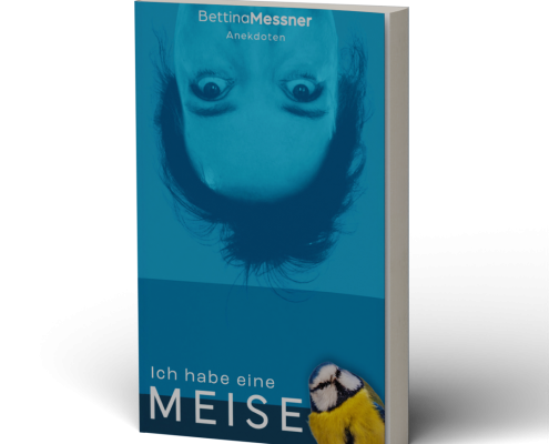 Ich habe eine MEISE – Bettina Messners neuer Anekdotenband mit humorvollen Geschichten. Ein 3D-Modell/Mockup des Buchcovers "Ich habe eine Meise" von Bettina Messner, erstellt von Sandra Fossalovara (Xantha Mediendesign). Das Bild zeigt das Paperback-Buch "Ich habe eine Meise" von Bettina Messner. Der Einband ist in blau gestaltet. Vom oberen Rand herab sieht man das halbe, obere Portrait von Bettina Messner, in der rechten, unteren Ecke ist eine Blaumeise abgebildet.